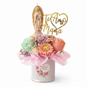 Bouquet Virgencita con Flores en Vela artesanal base blanca topper dorado regalo Colombia